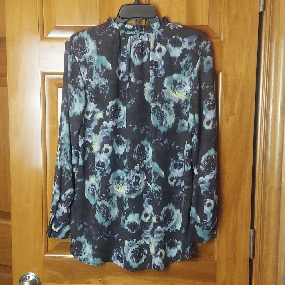 * Simply Vera VeraWang Soft Chiffon Floral Black,  Blue Blouse, Size M, Like New